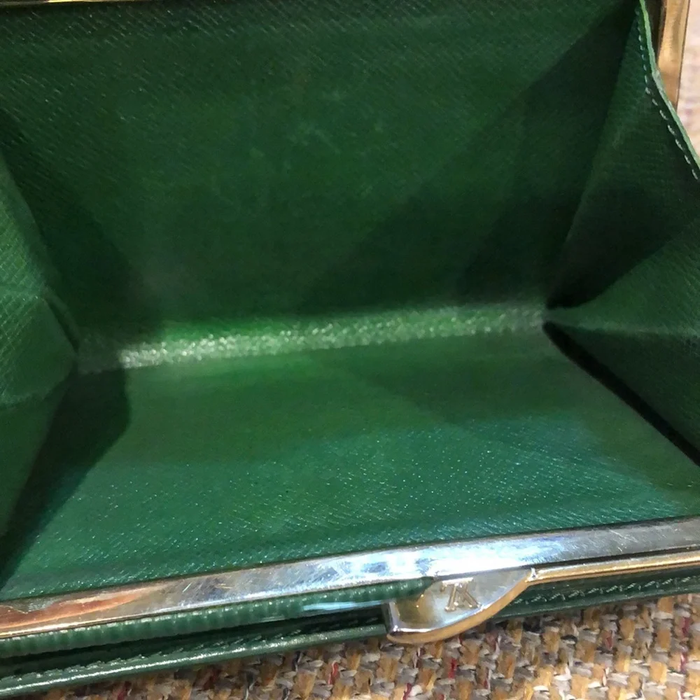 LOUIS VUITTON Green EPI Leather Kiss Lock Bifold Wallet MI1916